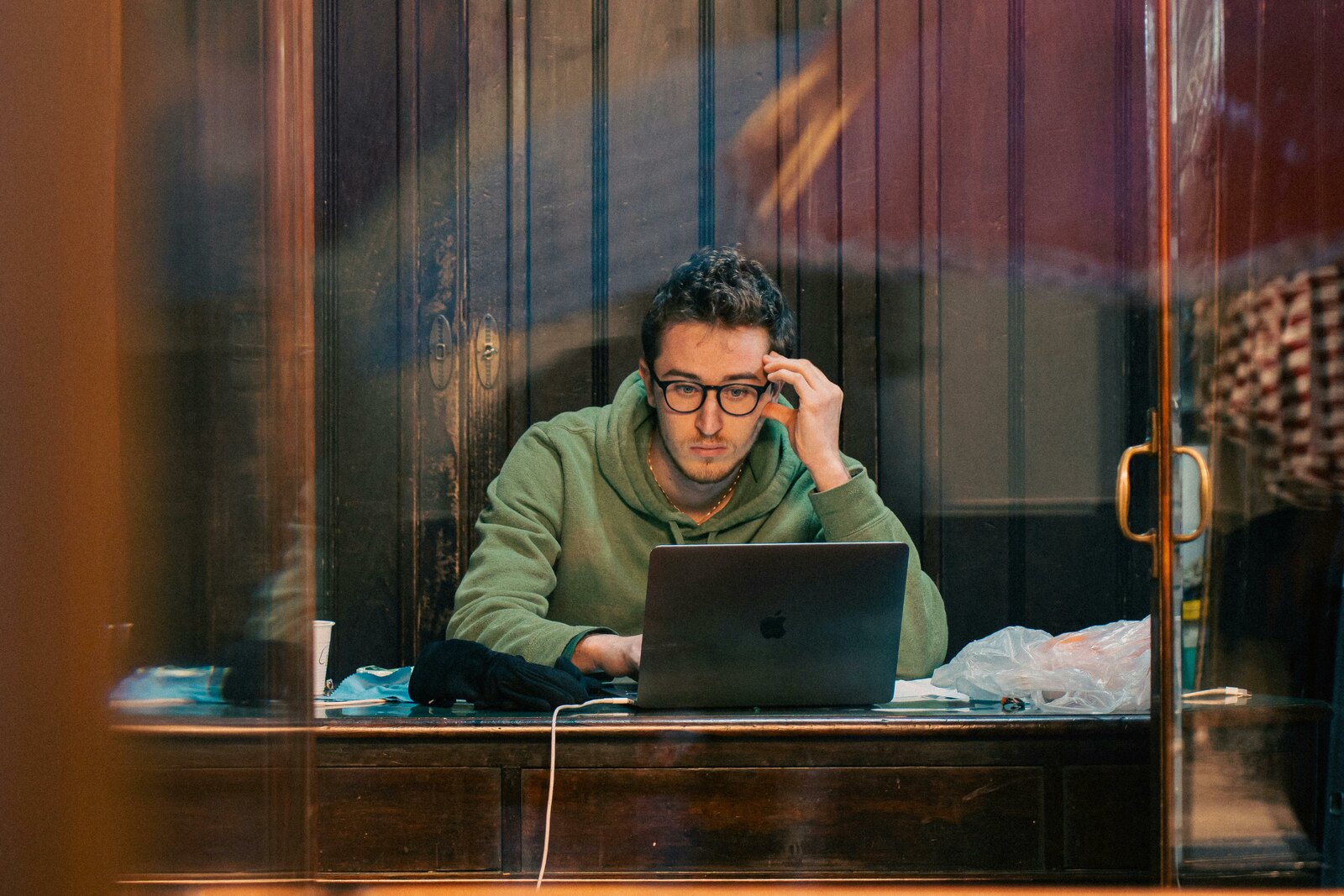 Фрилансер работает за ноутбуком в кафе, выстраивая процесс сдачи проекта