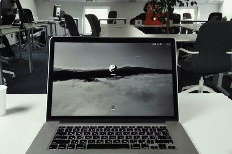 Ноутбук на рабочем столе в офисе для настройки захвата страницы