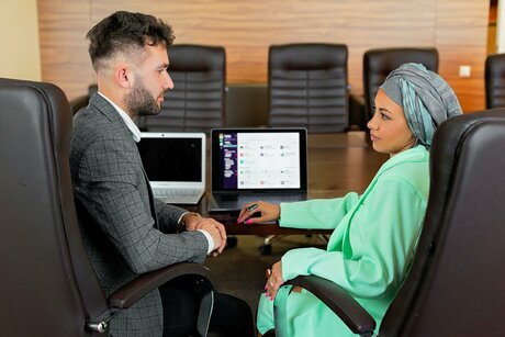 Деловая встреча клиента и команды агентства в переговорной