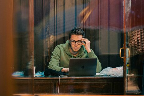 Фрилансер работает с ноутбуком в кафе