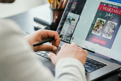 Специалист работает с макетом интерфейса на ноутбуке